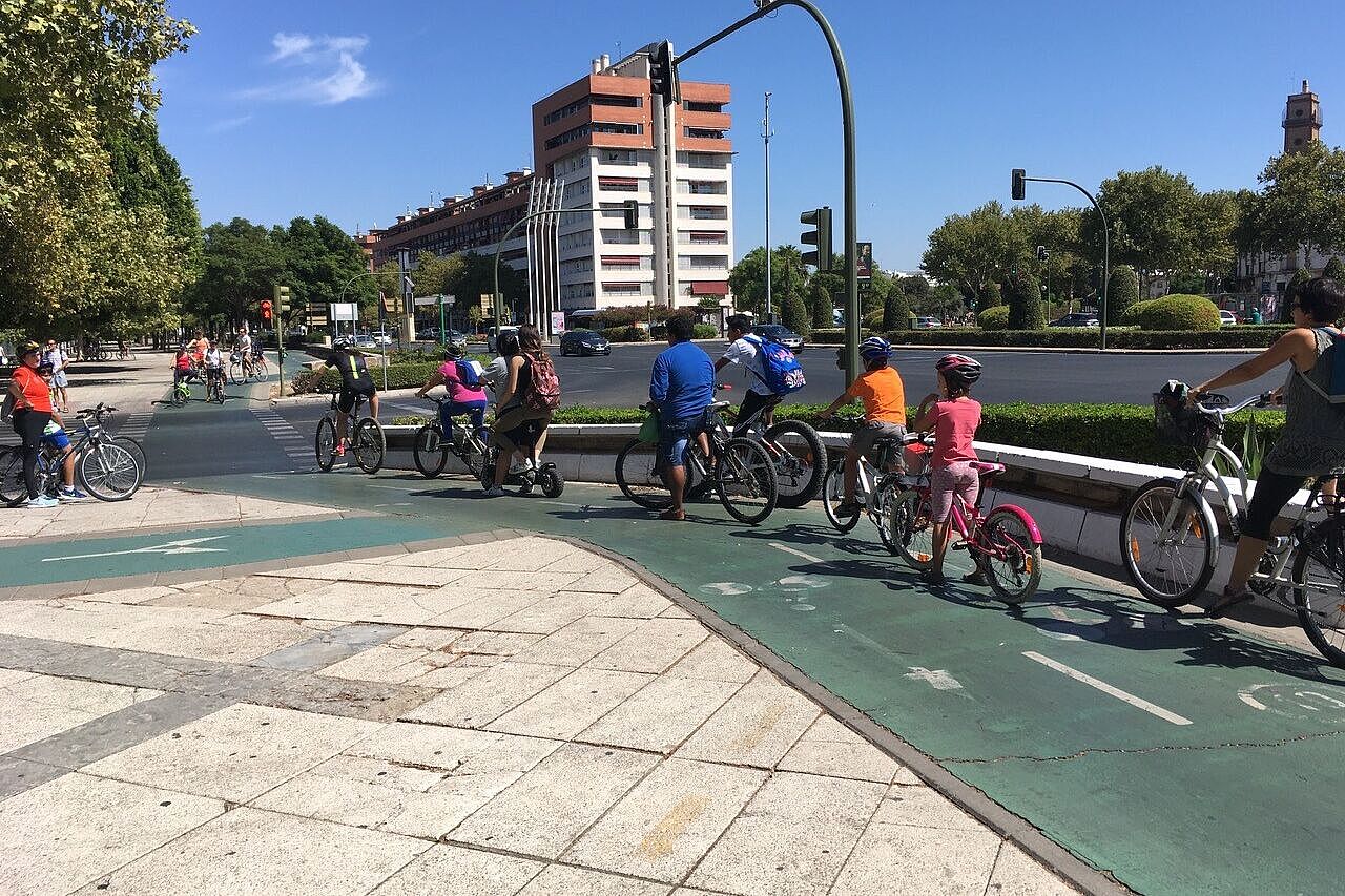 Geschützte Radinfrastruktur in Sevilla. Geschützte Radinfrastruktur in Sevilla.
