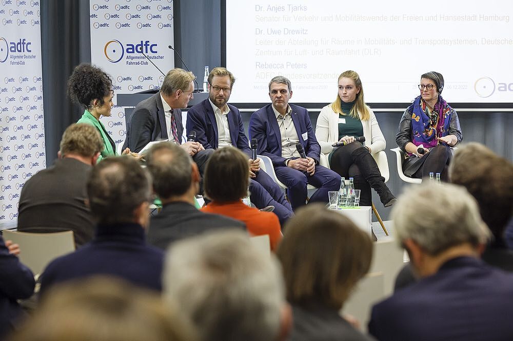 ADFC | Symposium „Mit Schnellausbau zum Fahrradland 2030“ am 6. Dezember 2022 ADFC | Symposium „Mit Schnellausbau zum Fahrradland 2030“ am 6. Dezember 2022