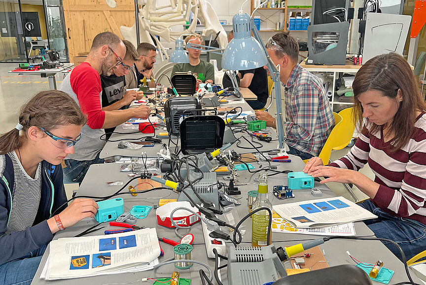 Workshop OpenBikeSensor Workshop-Teilnehmende basteln unter Anleitung einen OpenBikeSensor zur Messung des Überholabstands zwischen Auto und Fahrrad.